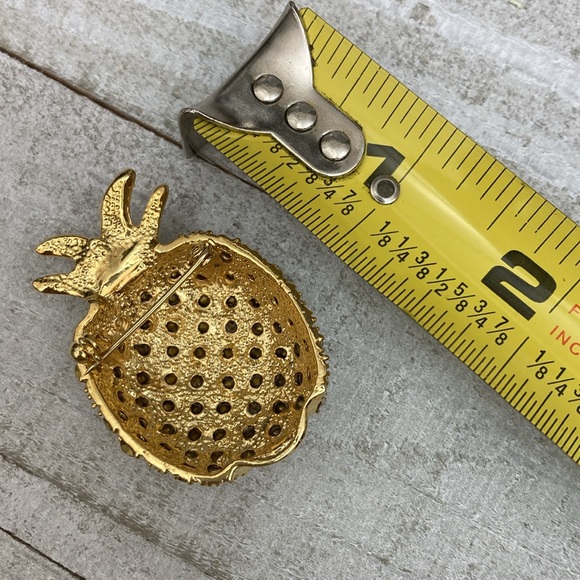 Vintage pineapple crystal gold pin - Picture 5 of 7